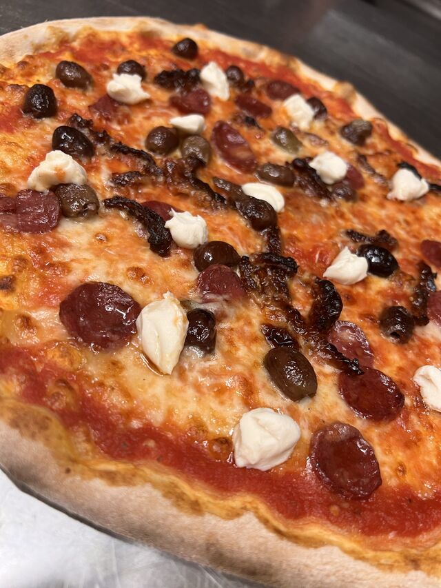 Special gennaio
Base Margherita, salsiccia di agnello, olive taggiasche e crema di pecorino