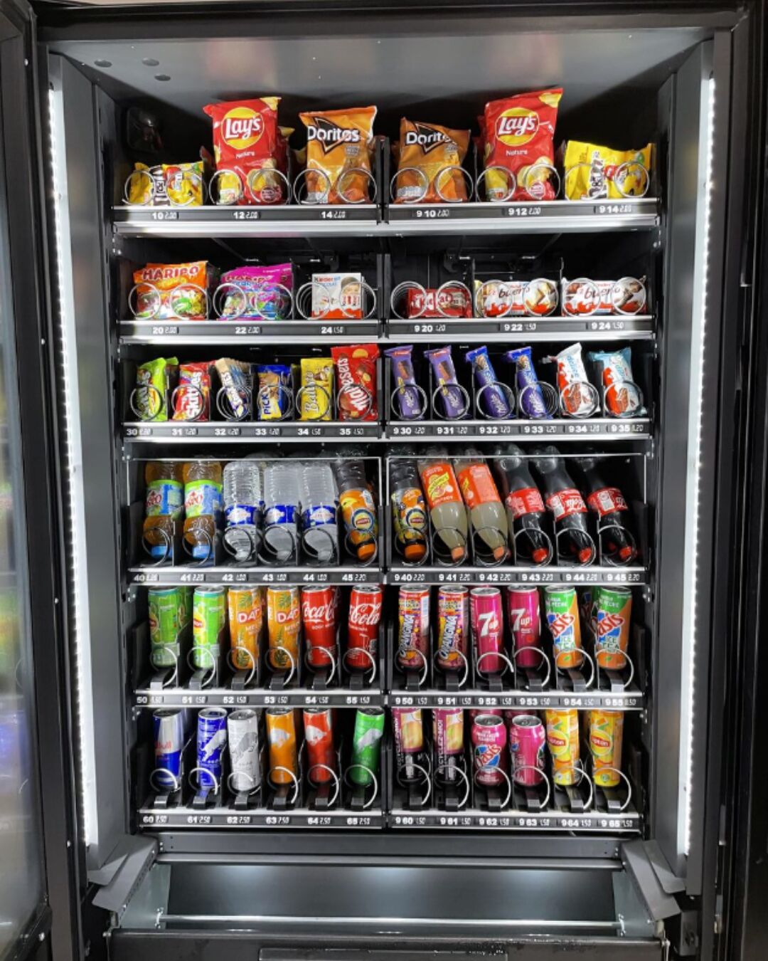 Distributeur automatique de boissons et snacks