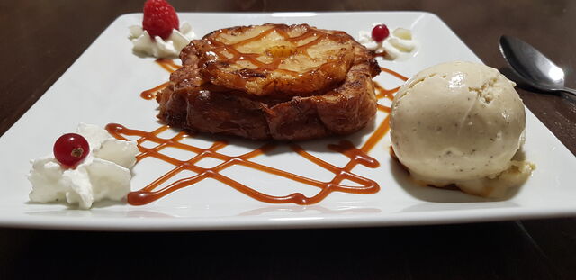 Brioche perdue, vieux rhum et ananas rôti