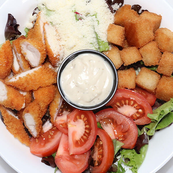 #CesarSalad
Ensalada Cesar con Lechuga, tomate, pollo crujiente, pan tostado, queso partisano y salsa cesar.