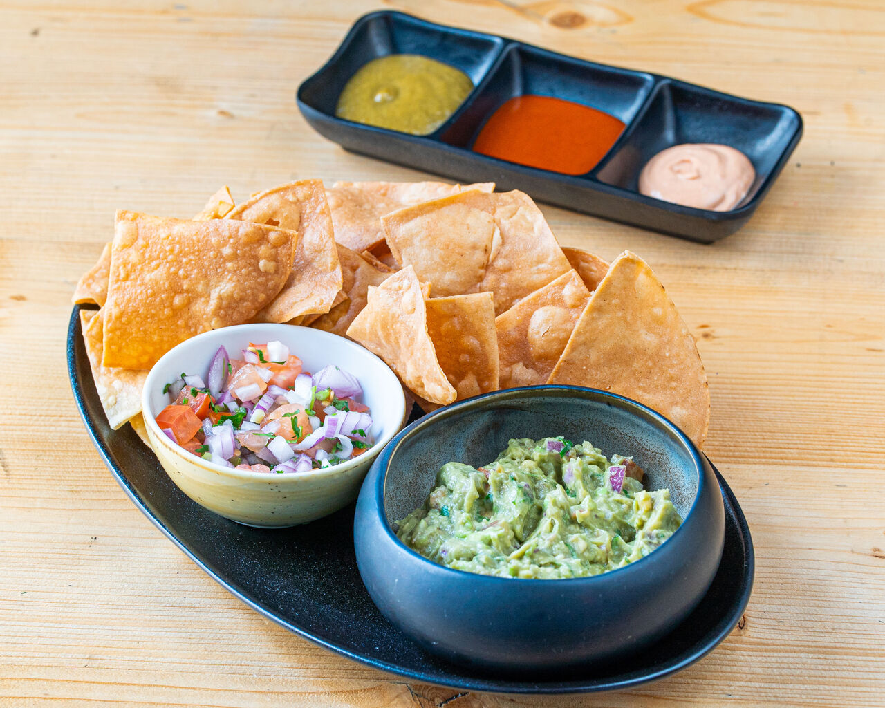 Guacamole, pico de gallo e totopos