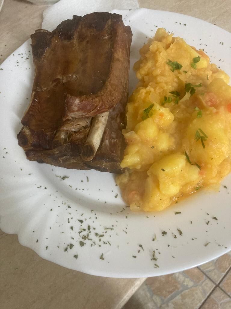 Costița afumata cu cartofi țărănești