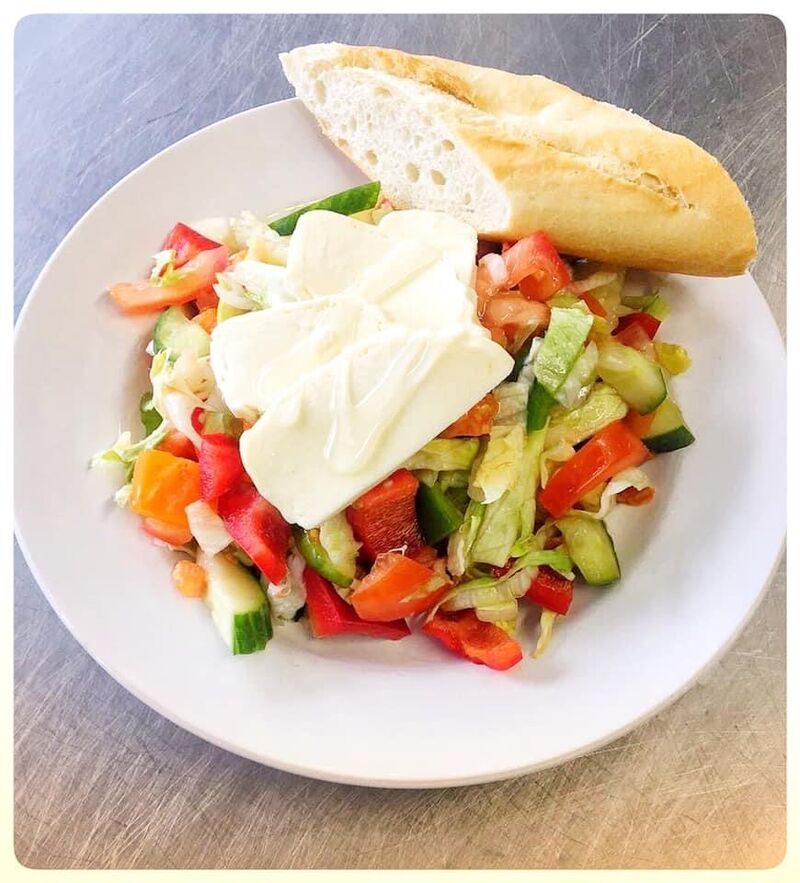 Zeleninový salát s mozzarelou. 