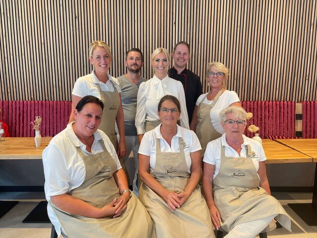 Das ist unser Team wir freuen uns wieder in der neuen Sahneschnitte Sie Willkommen zu heißen.