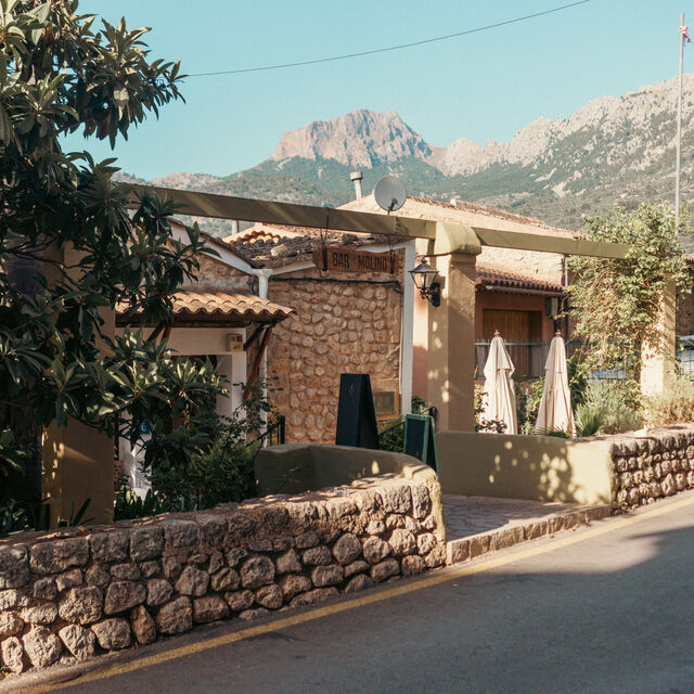 Entrada exterior del Bar Molino