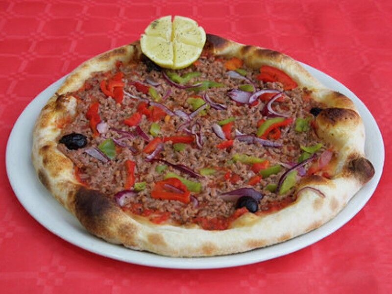 Viande hachée de beuf , oignons, poivrons ,, rondelle de citron