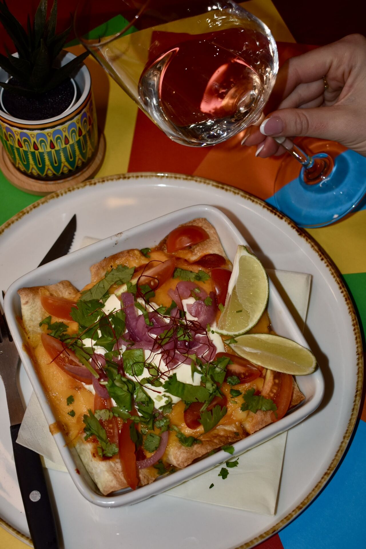 HOVĚZÍ ENCHILLADAS S OMÁČKOU Z PEČENÝCH CHILLI PAPRIČEK