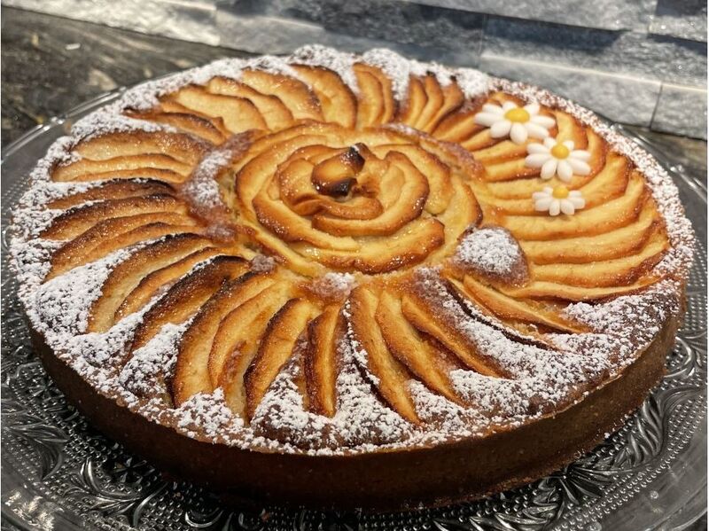 Tarte Normande, Pâte sucrée vanillée avec un fond de crème d’amande recouvert de tranches de pommes fraîches.