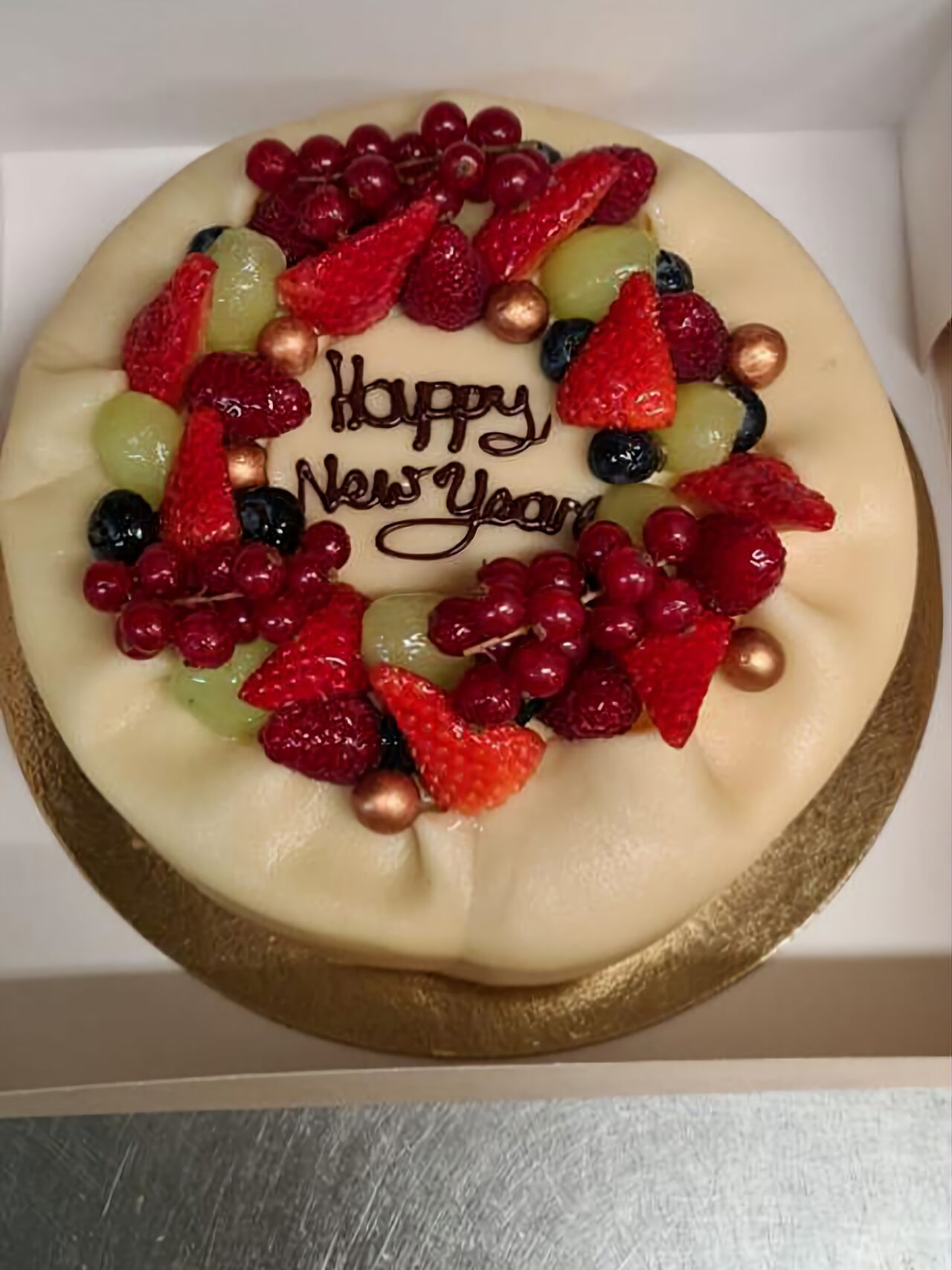 Biscuit met marsepein en vers fruit