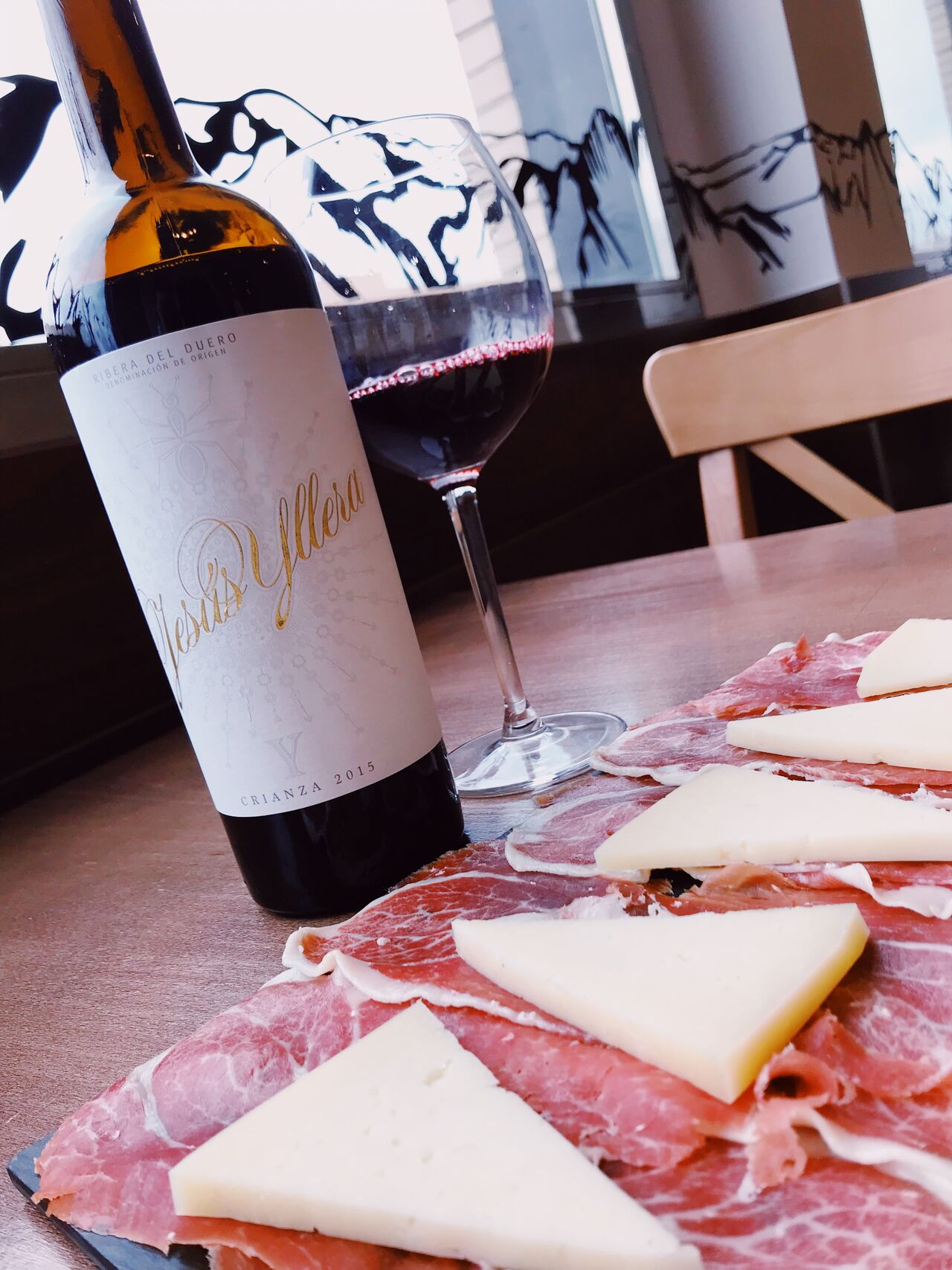 MARIDAJE DE VINO TINTO D.O. RIBERA DEL DUERO CON UNA TABLA DE JAMÓN IBÉRICO Y QUESO DEL RONCAL 