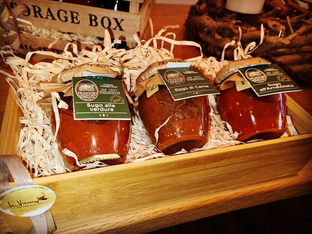 Verkaufsbereich / Unsere Tomatensaucen der Firma 