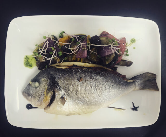 Daurade Royale Servie Entière, Légumes de Saison