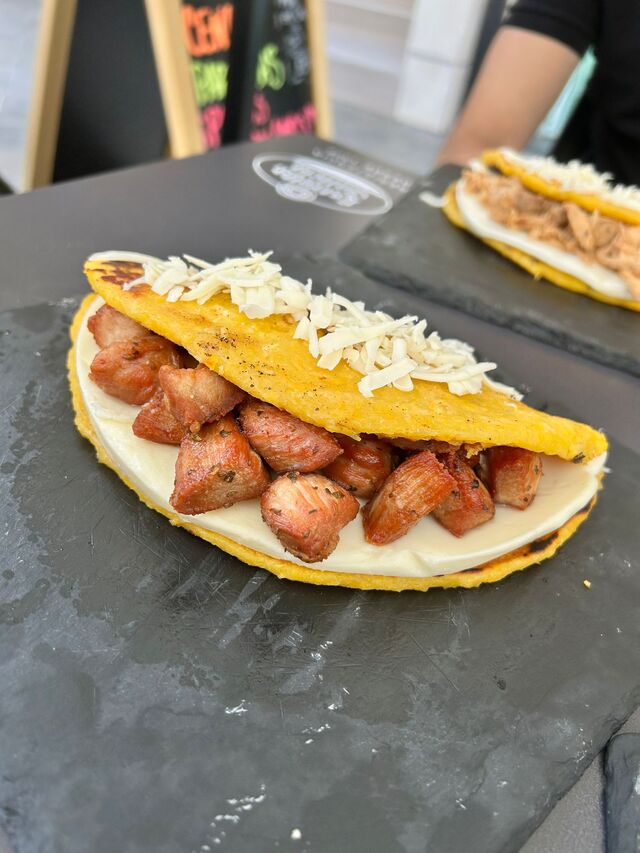 CACHAPA CON CERDO FRITO