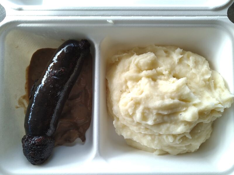 Boudin noir aux châtaignes avec purée sauce cèpes et moutarde violette