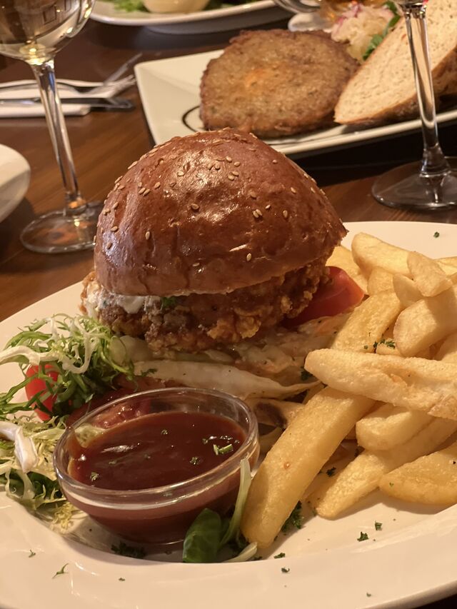 Kuřecí burger - kuřecí prso 200g v corn flakes se zelným salátkem ,majonézou, rajčetem a hranolky s pikantním dipem
