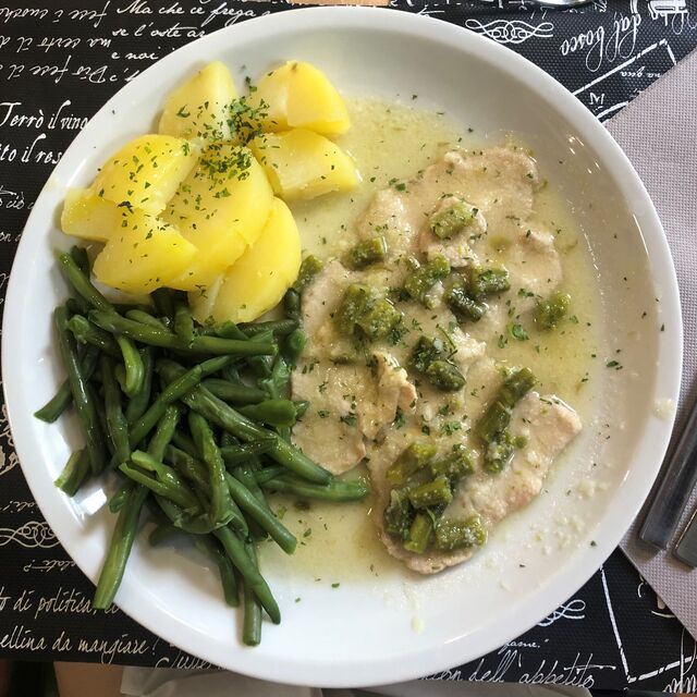Scaloppine con asparagi, fagiolini e patate