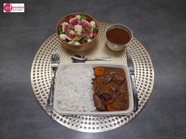 Panier repas : petite salade + mijoté de sauté de porc au vin rouge et touche de miel + tiramisu