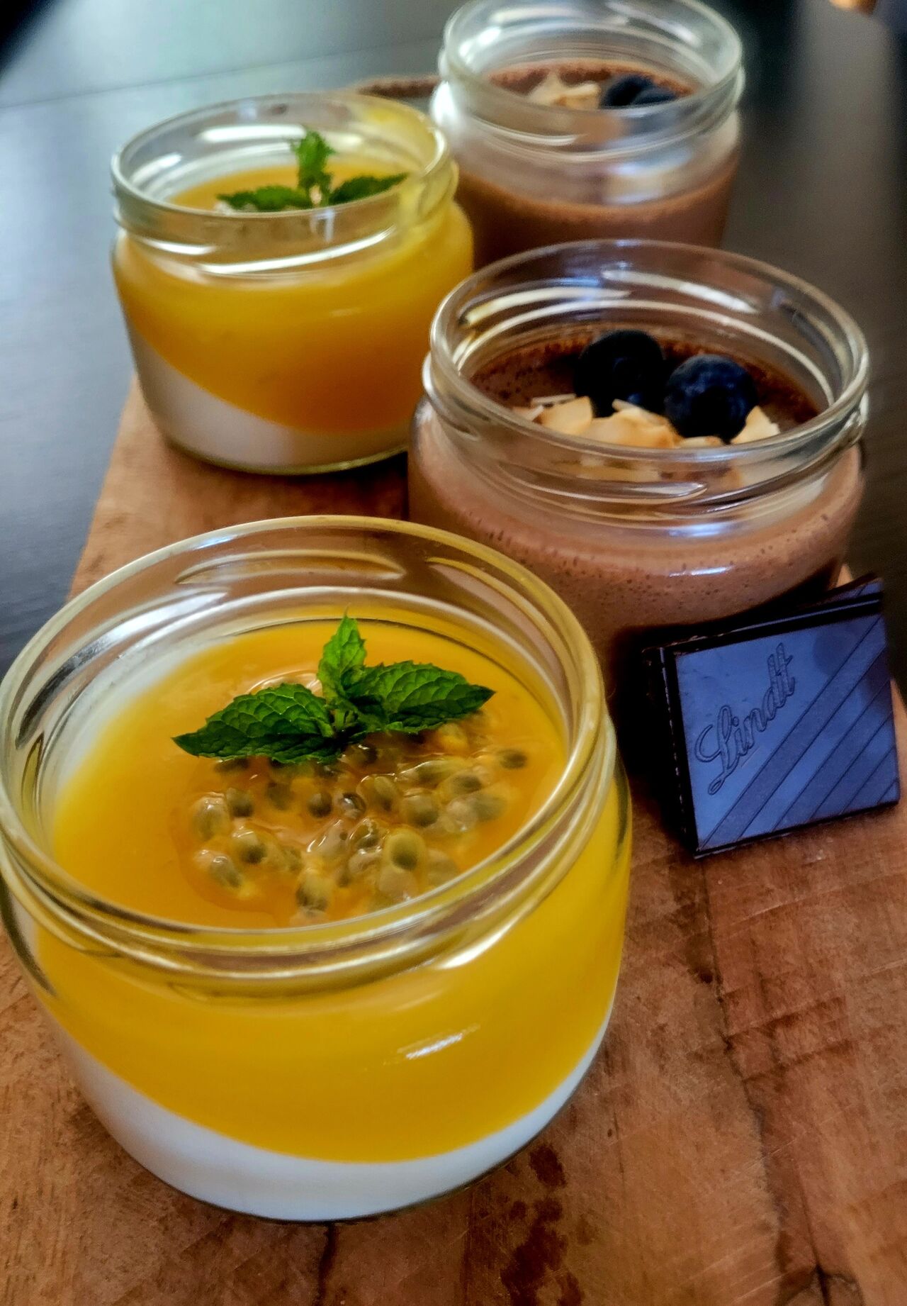 Panna cotta z podmáslí s mangem a čokopěna