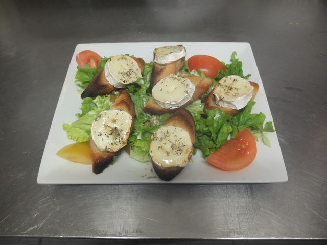 Salade de chèvre chaud au miel
Parmi nos choix de salades à déguster en terrasse aux beaux jours!