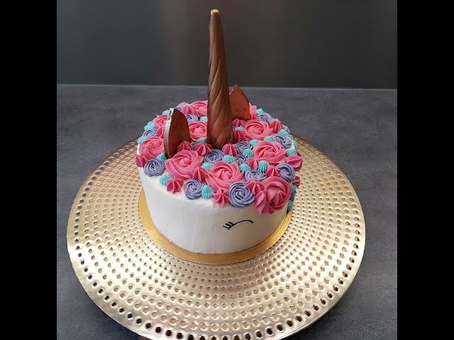 Layer cake Licorne pastel : biscuit moelleux cacao, pâte à tartiner choco-amandes-noisettes, chantilly au chocolat blanc
