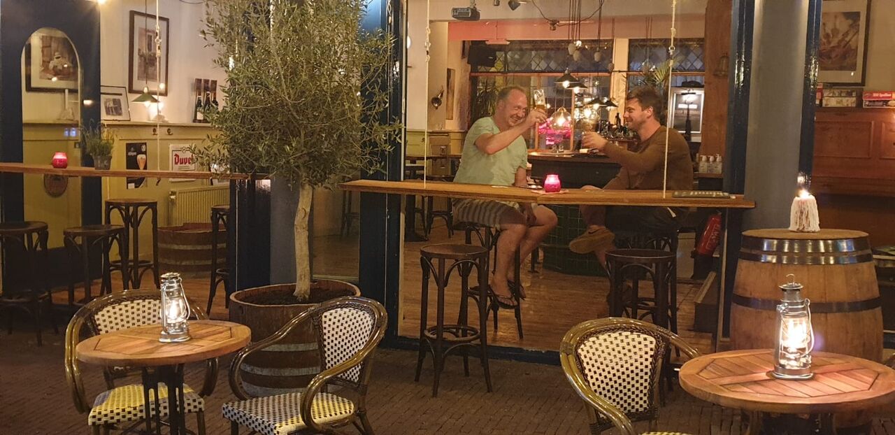 src=https://cdn.website.dish.co/media/05/37/3118713/Le-Cafe-foto-heropening-1e-lockdown-jeroen-george.jpg