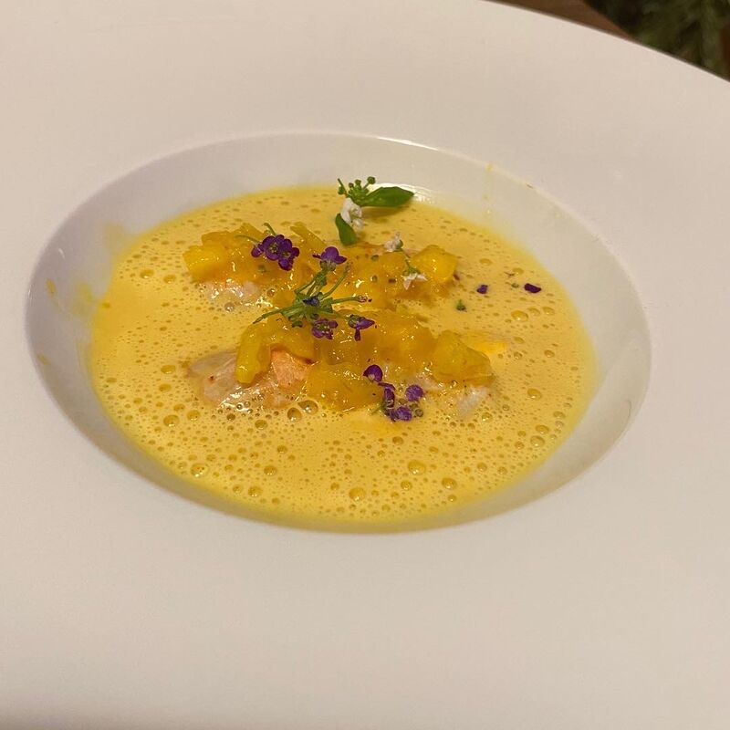 Langoustines, bouillon de pinces et d'agrumes, condiment de mangues