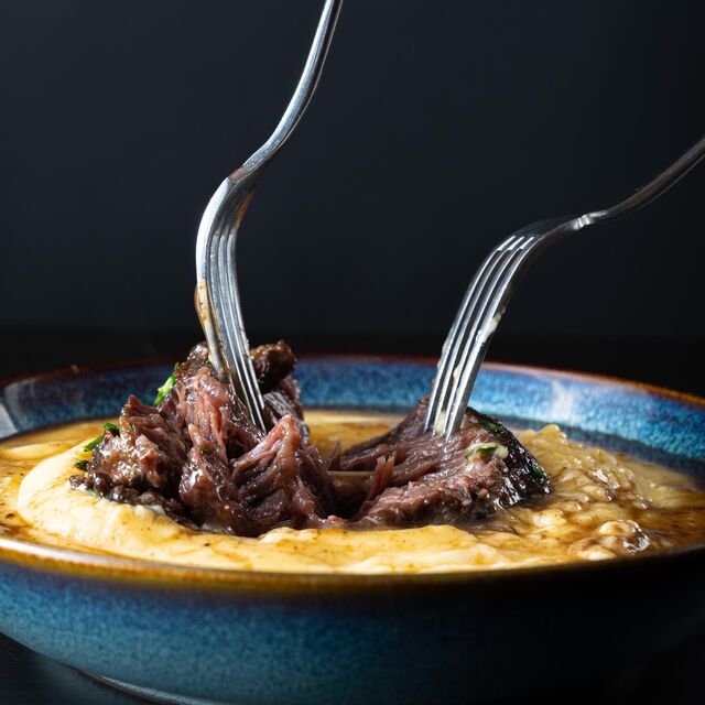 Vitela Barrosã em vinho tinto com purê trufado