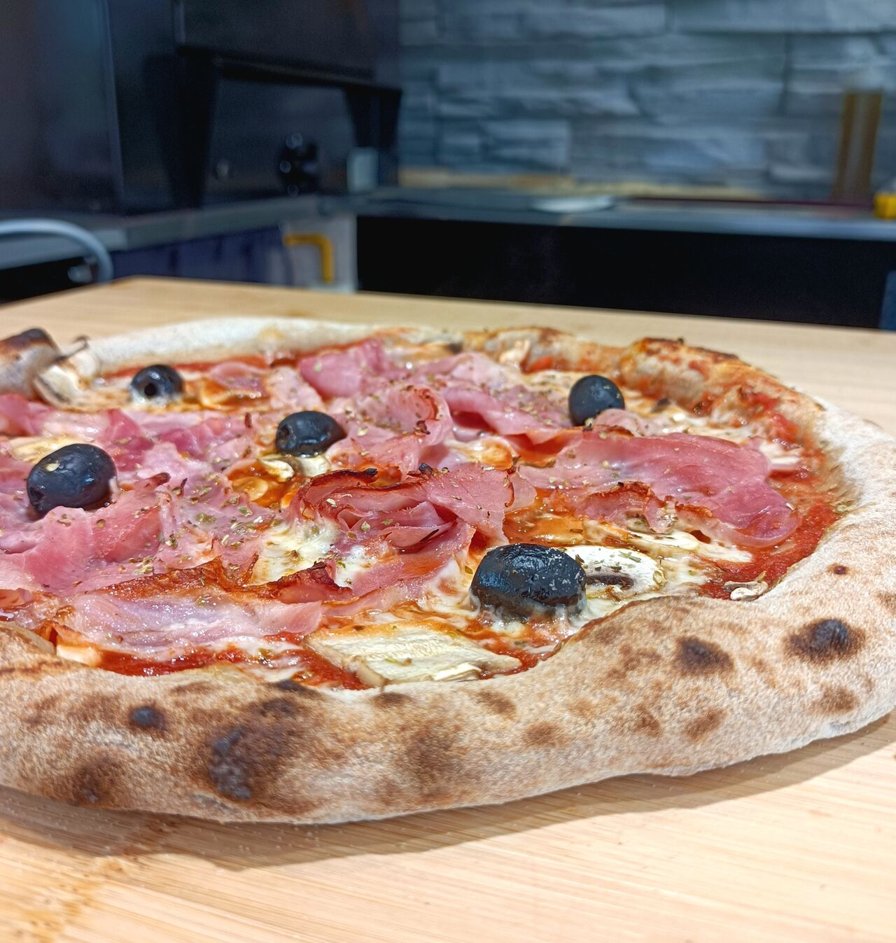 Pizza Regina - Base tomate et pâte classique