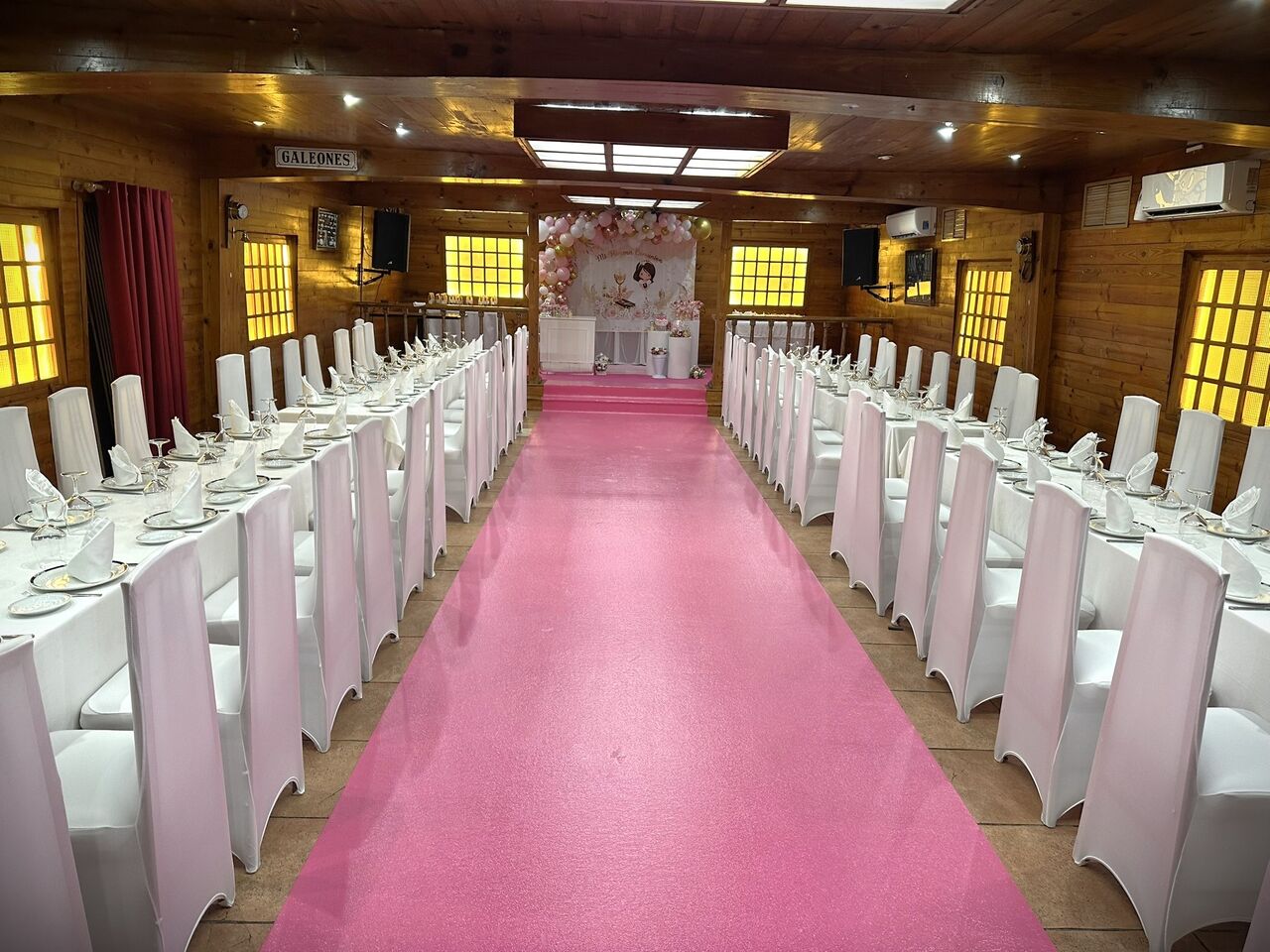 Salón de madera Aforo 90 personas