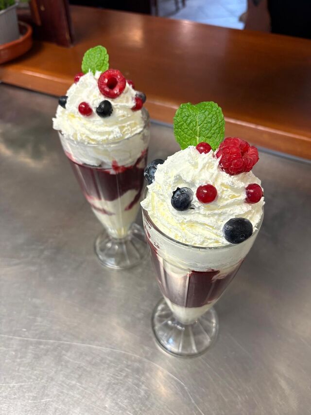 Zmrzlinový pohár s horkými malinami