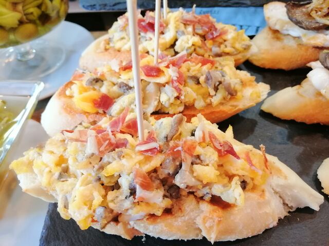 Revuelto de setas con crujientes de jamón serrano 