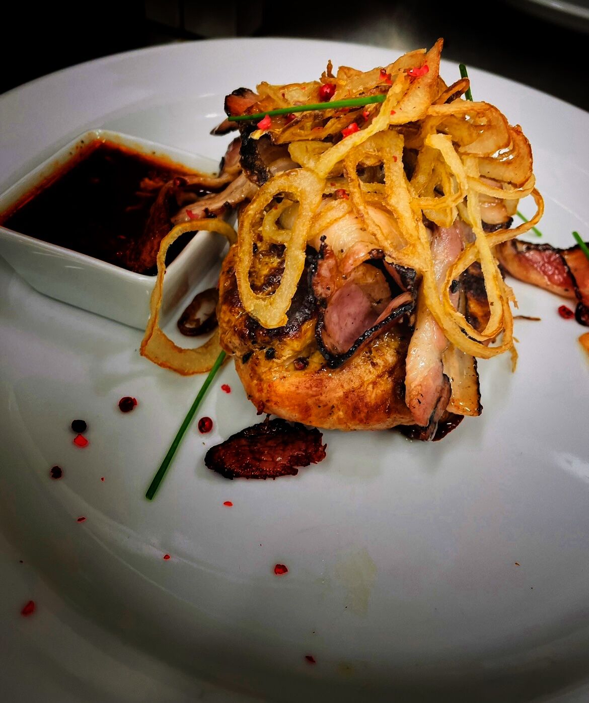 Steak z kotlety se slaninou a osmaženou cibulkou