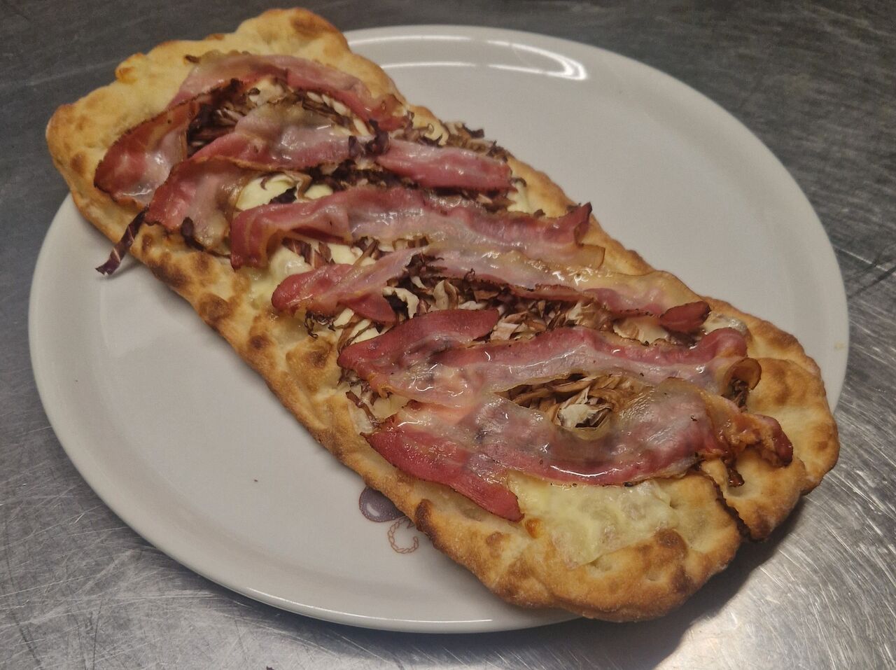 PINSA ROMANA CON RADICCHIO EDAMER E PANCETTA CROCCANTE