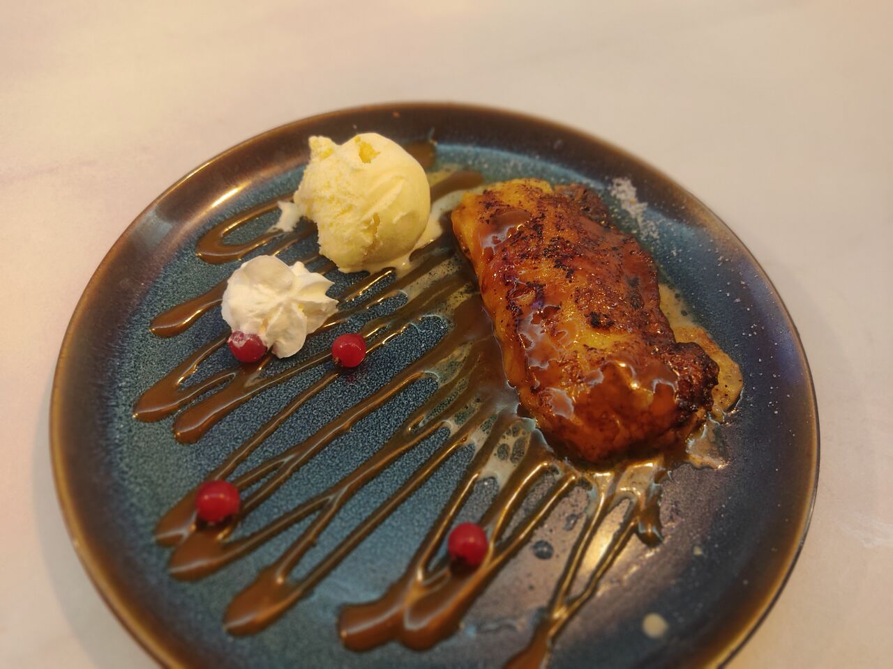 Torrija de pan de leche caramelizada con dulce de leche y helado