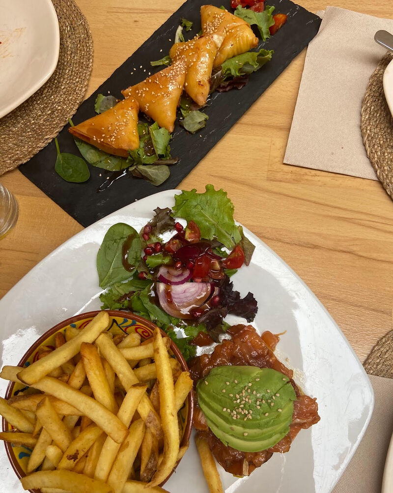 Samosas de queso de cabra y Tartar fresco de salmón / Goat cheese samosas and Fresh salmon tartare