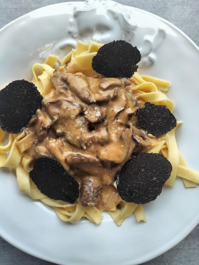 Tagliatelles fraîches sauce aux cèpes et à la truffe.