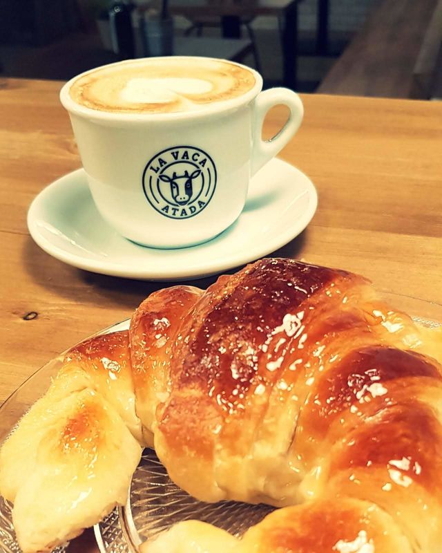 Croissant de mantequilla con el mejor café con leche...