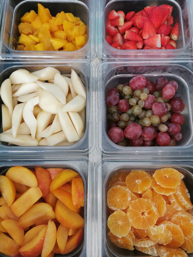 Retrouvez tout un tas de fruits frais et de coulis et toppings maison sur le bar à yaourts
