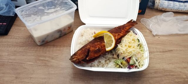 Pisztráng roston citrommal, jázminrizzsel, friss salátával, választható mártással