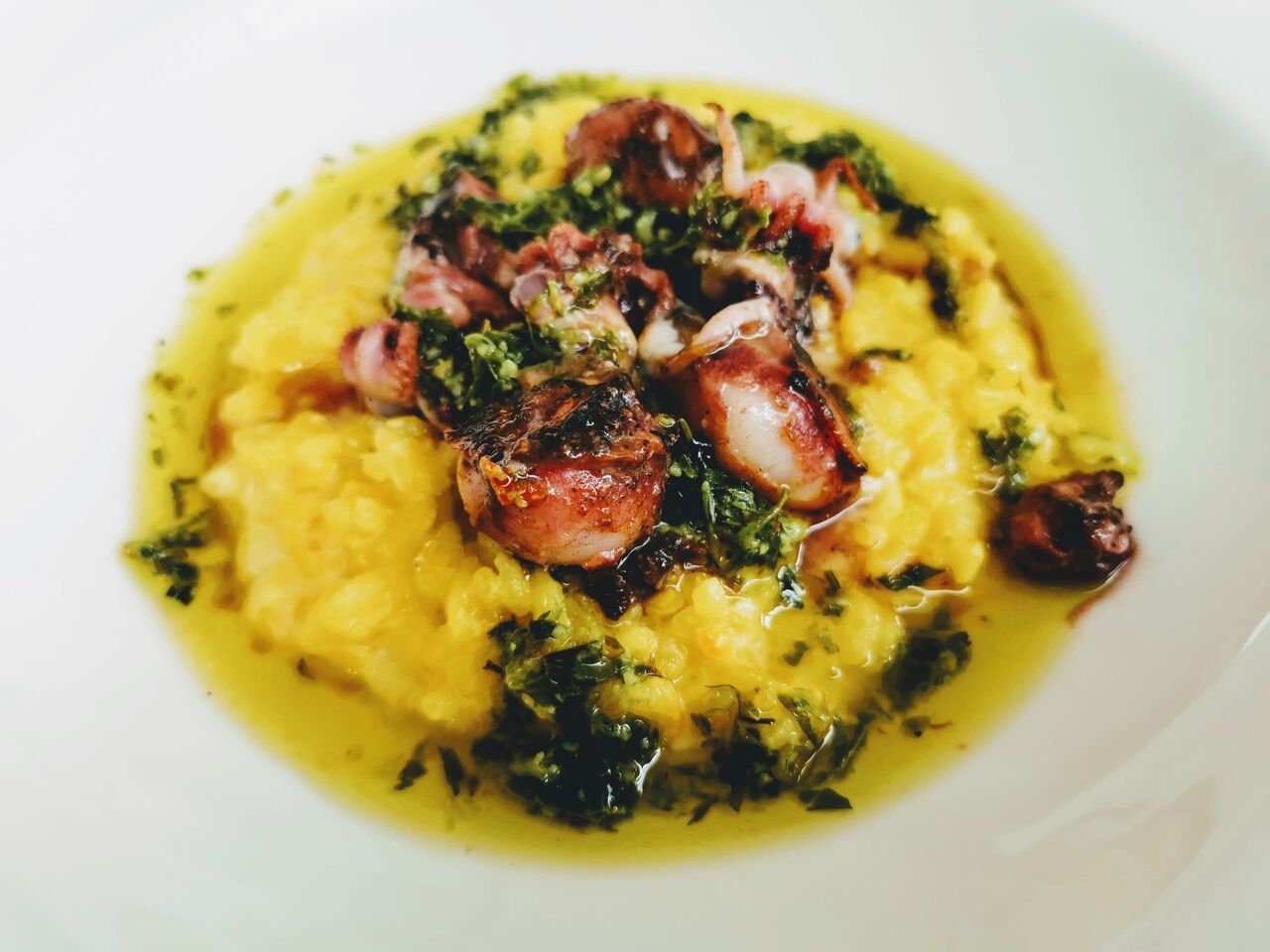 un des nombreux plats du menu dégustation présenté chaque midi en semaine ... Photo prise par une fidèle cliente