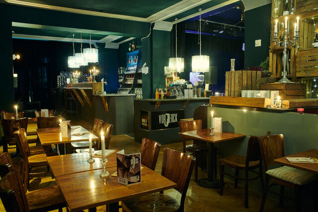 Genießen Sie Bowls und Tapas auf der Barseite