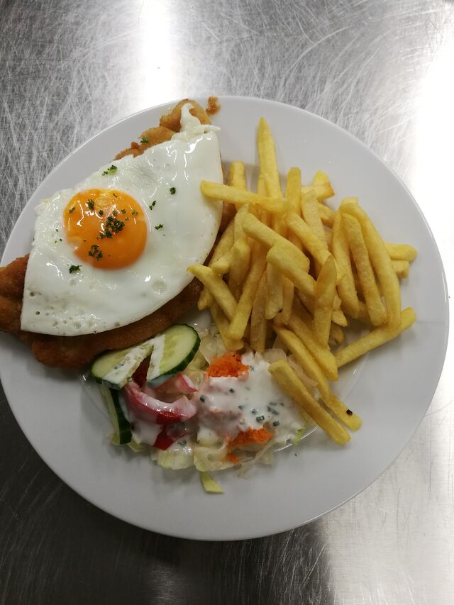 Schnitzel Holstein mit Pommes frites und Salatbeilage