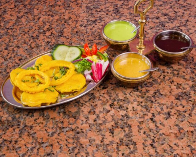 Assortiment de beignets de légumes à la farine de pois chiches