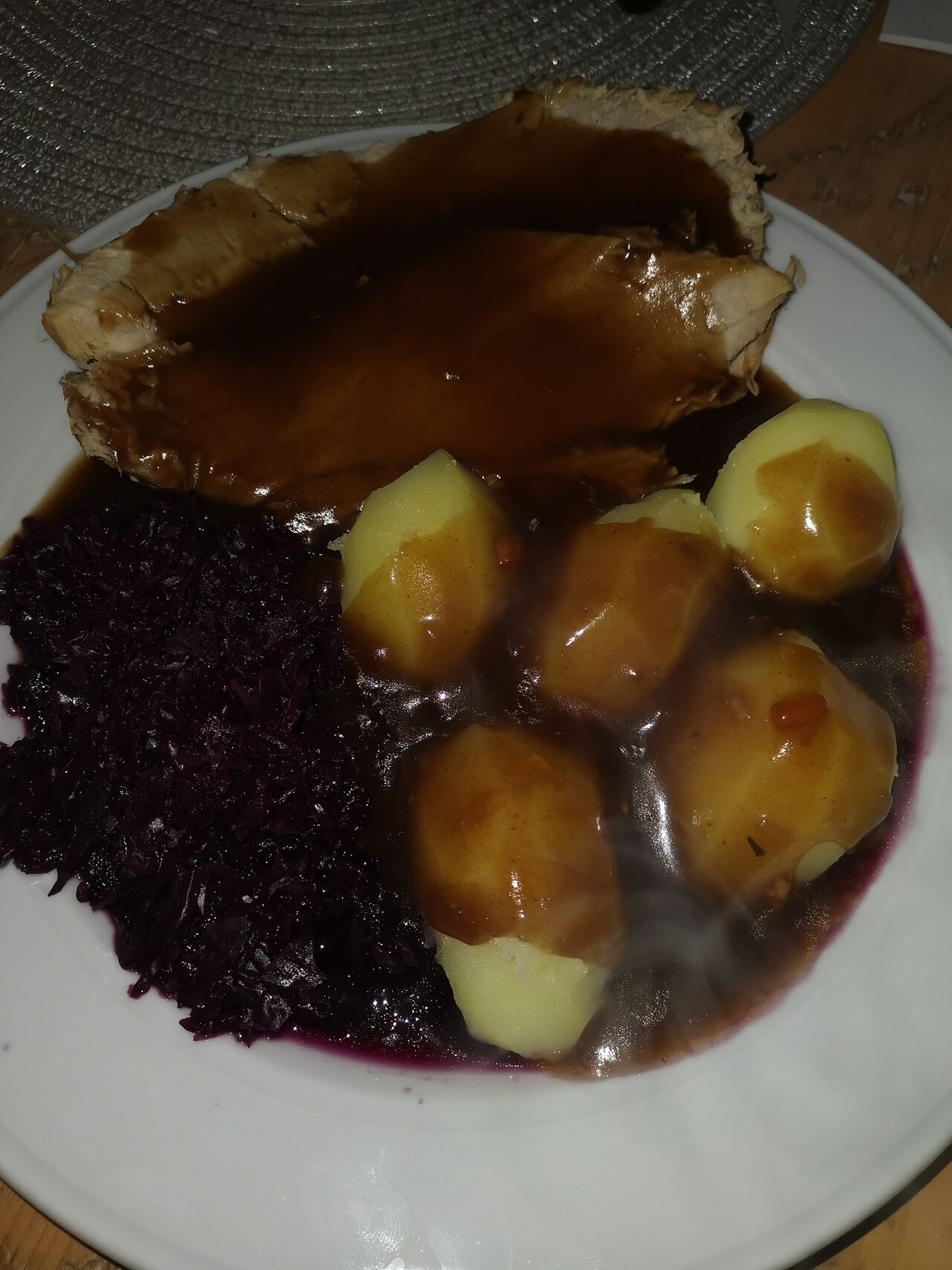 Schinkenbraten mit Kartoffeln und rotkohl. 