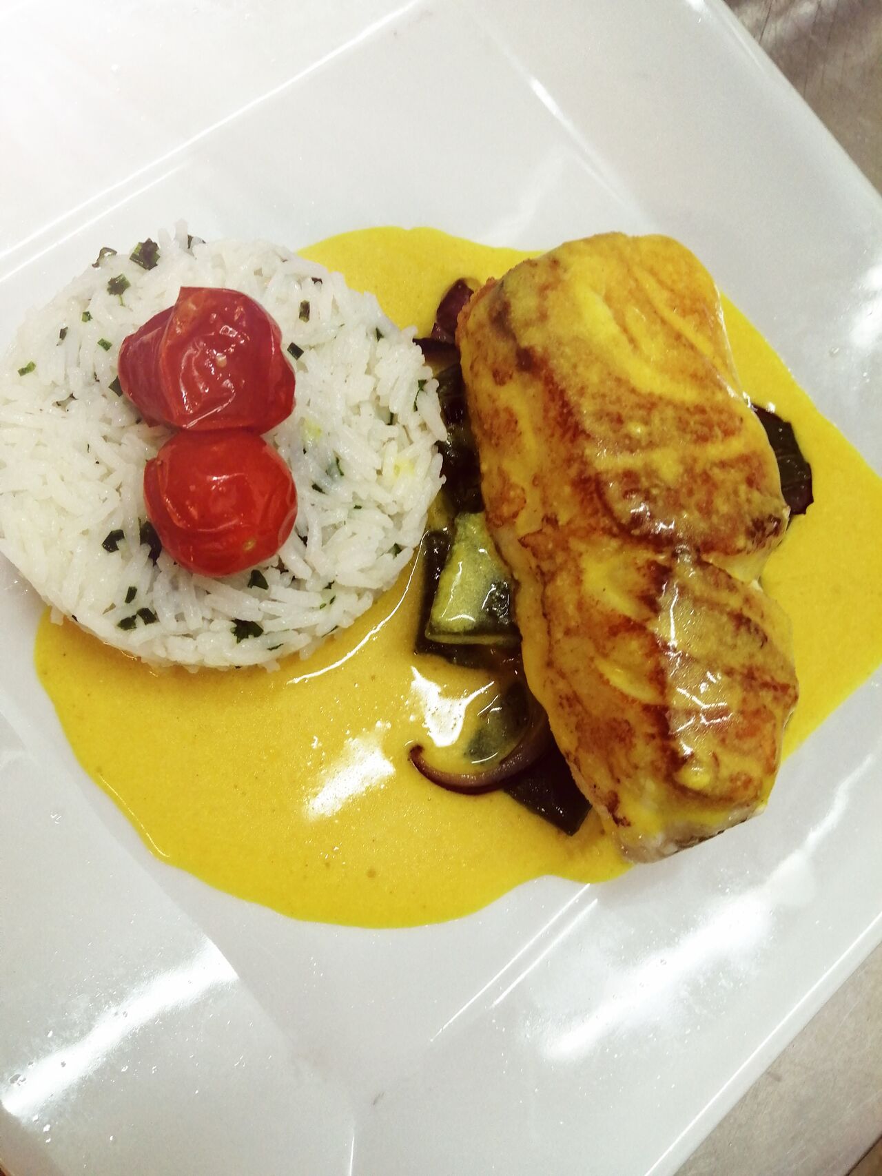 Filet de Cabillaud / Sauce Safranée / Riz à la Ciboulette / poêlée de Haricots Plat et Oignon Rouge