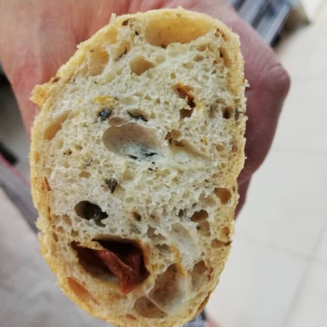 Između obroka neka Vas zavedu naši božanstveni deserti ili naš svježi kruh, odabir je na Vama!