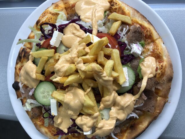 Döner Pizza Markus ( Mit gemischte Salat,Dönerfleich ,Pommes und Dönersoße