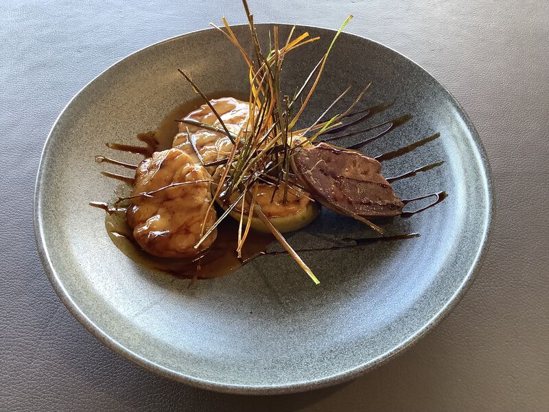 Médaillon de ris de veau et foie gras poêlé, sauce pommeau