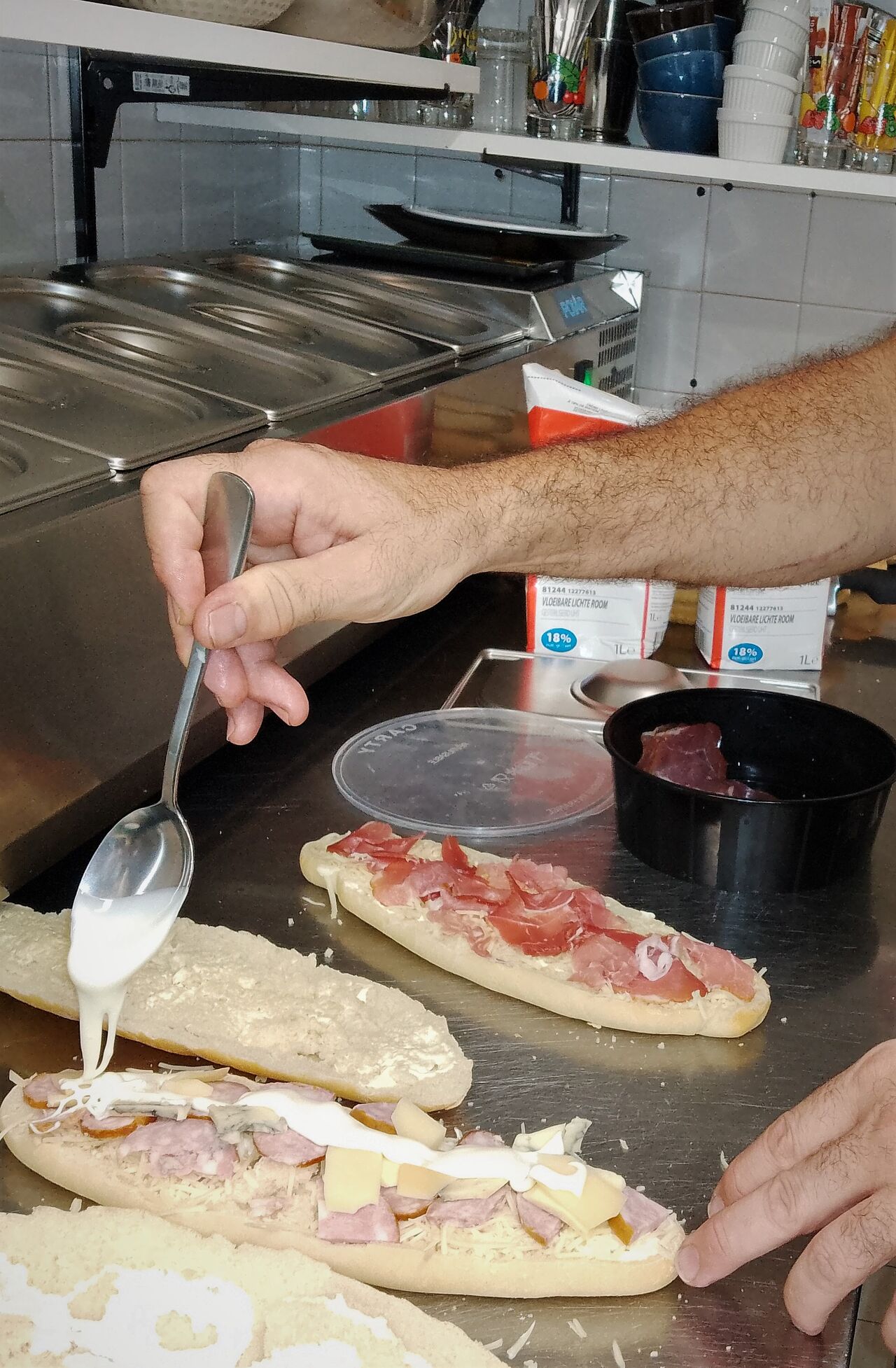 Le Bestseller : Panizza Comtouais! (Morteau, Montbé, Morbier, Comté, émmental et sa pétée de Canc') sur sa base crémeuse