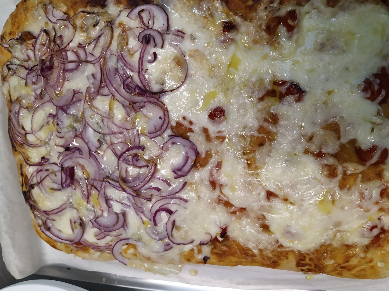 Focaccia farcita con gorgonzola e cipolla rossa
